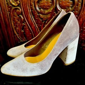 Comfy block heel in velvet.